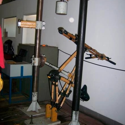 Prueba de impacto de masa en bicicleta de bambú Etika