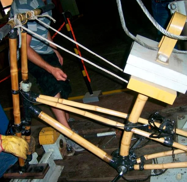 Impacto en el conjunto cuadro y horquilla de bicicleta de bambú artesanal