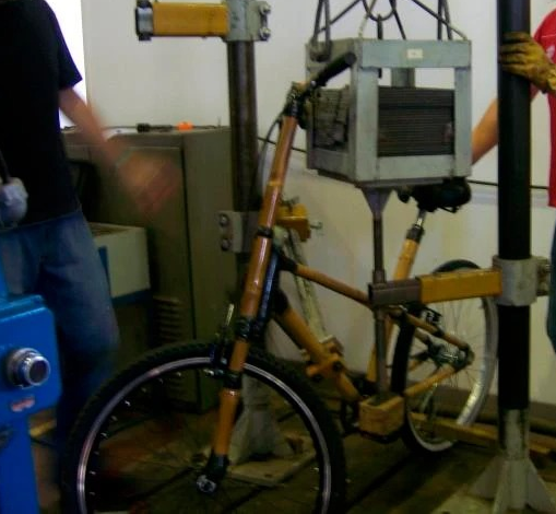 Carga estática en el sistema pedal y biela de bicicleta de bambú Etika
